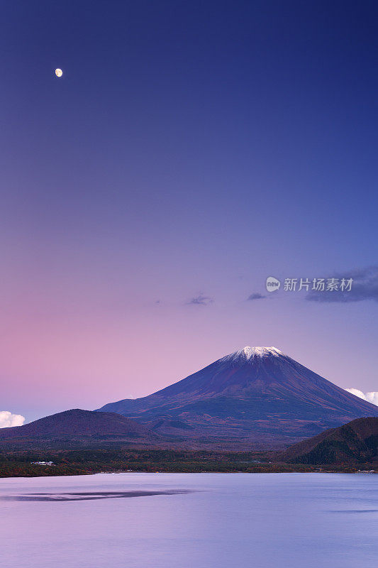 日本富士山和元津湖上的月亮