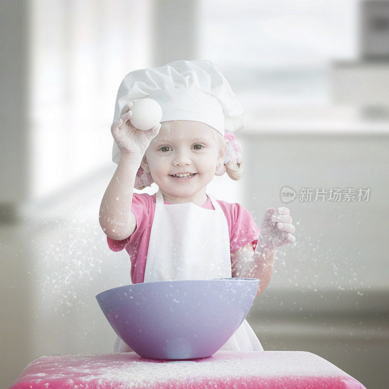 小女孩在做蛋糕