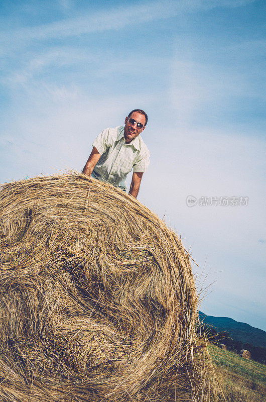 男人吃干草