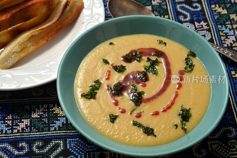 巴勒斯坦扁豆和蔬菜奶油汤和炸皮塔饼