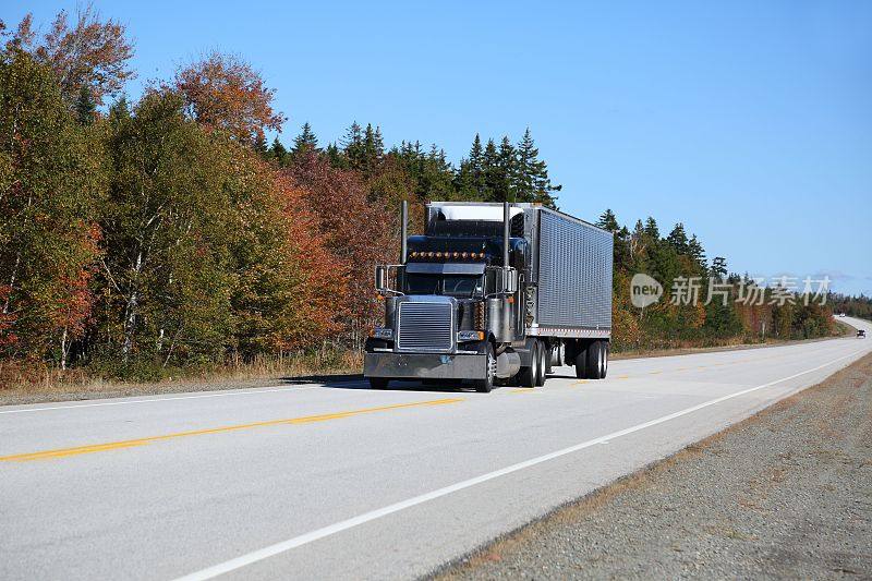 在高速公路上行驶的半挂车