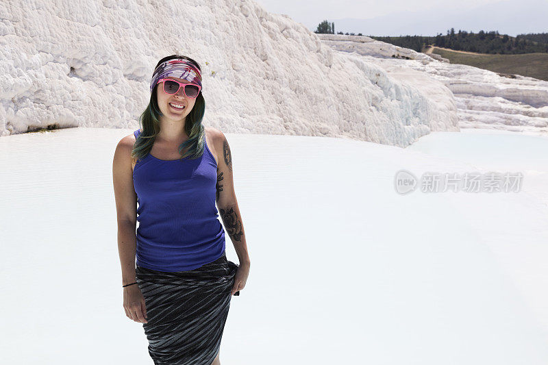 石灰华里的年轻女子，Pamukkale