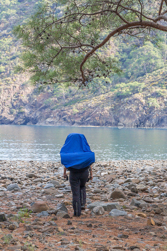 一个徒步旅行者正在接近一个偏远的海滩