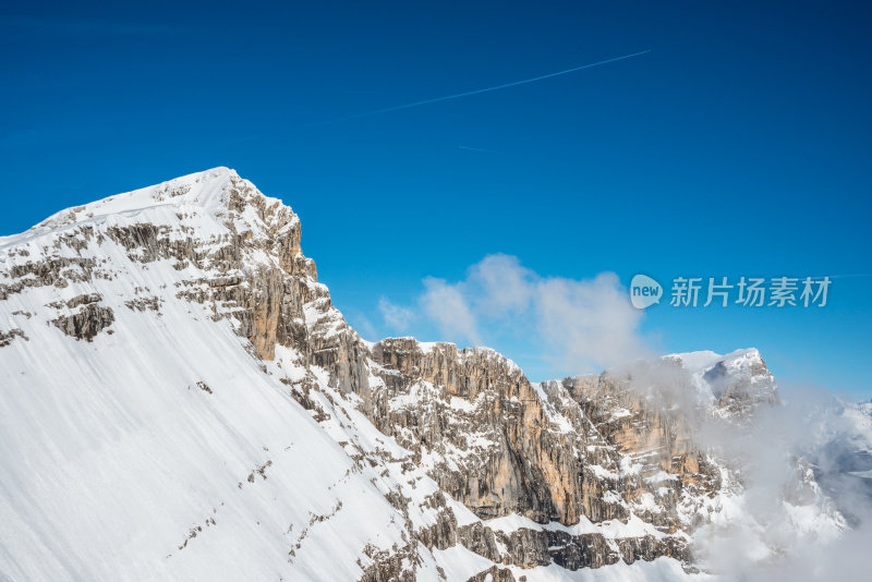 晴天的高山景观