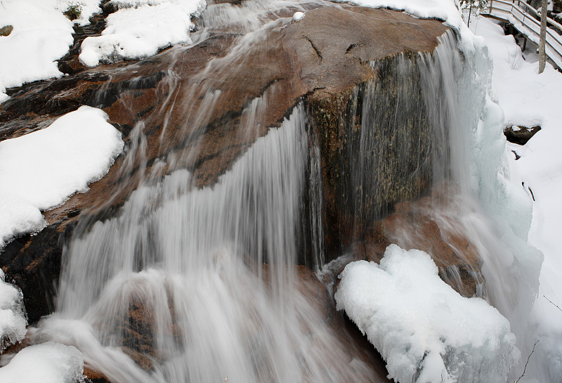 新罕布什尔冬季#7 -水槽瀑布