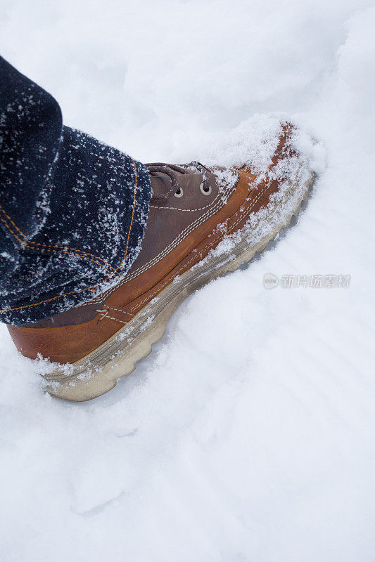 靴子在雪地上