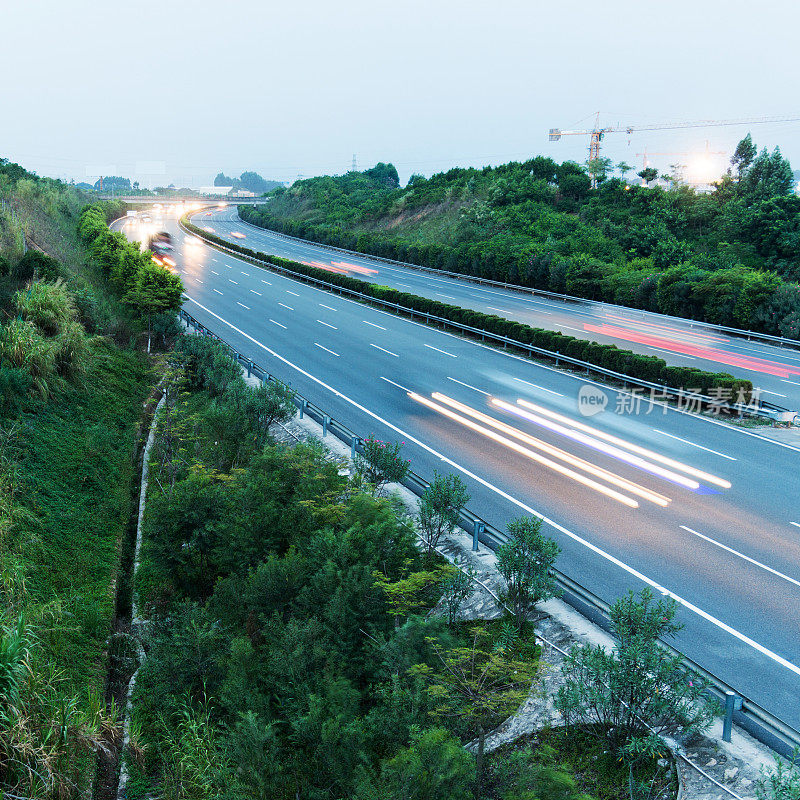 高速公路上超速的卡车