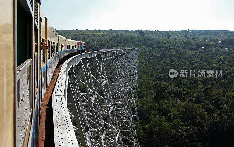 缅甸国内火车在缅甸goneteik桥上行驶