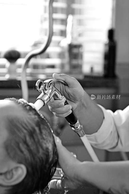 女理发师正在给顾客洗头
