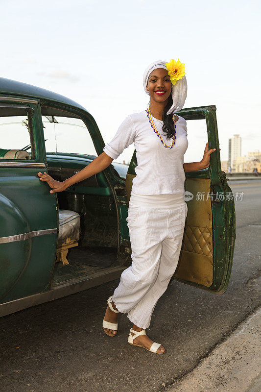 古巴哈瓦那，漂亮的年轻女子从一辆老爷车里出来