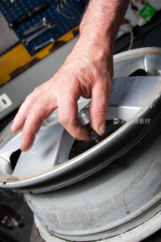 机械修理一个轮胎。