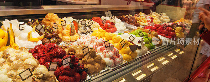 玻璃展示不同口味的多汁冰淇淋