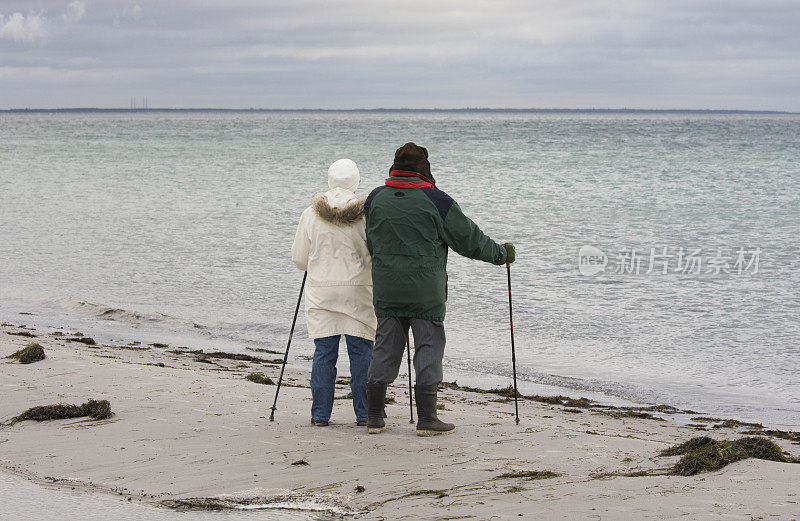 老年夫妇在海滩上。