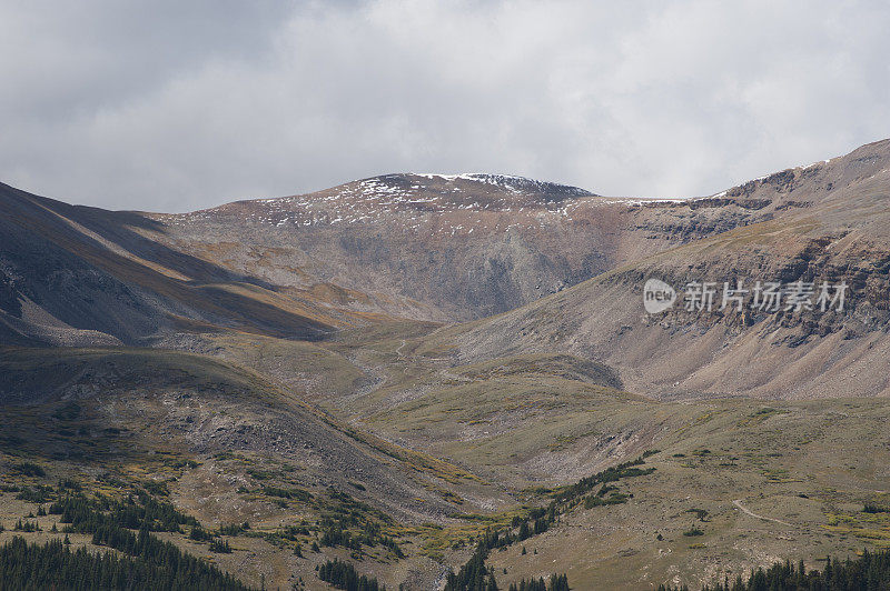 山，阴影和暴风雨的天空