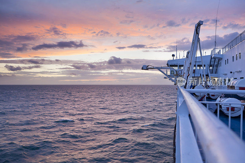 从一艘大型客轮上拍摄的海上日落