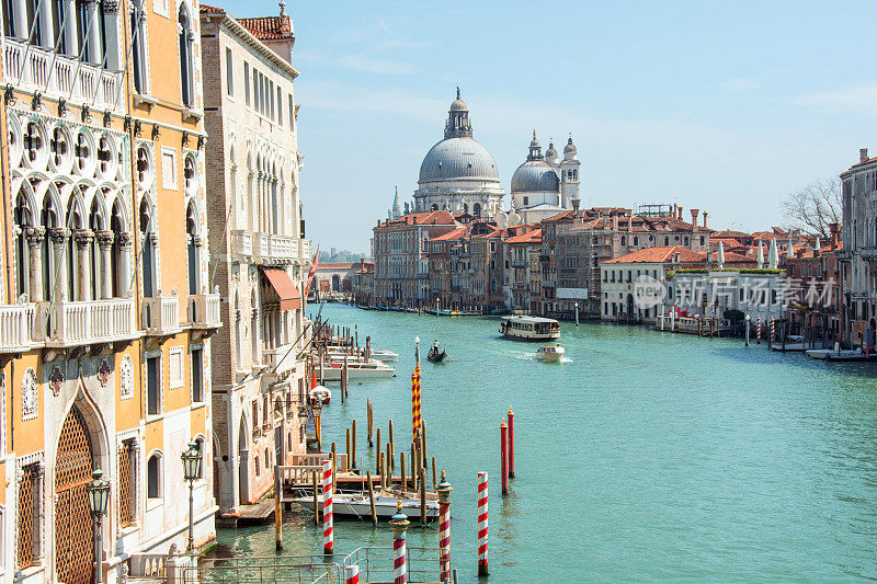 威尼斯大运河上有宫殿，住宅，汽船，教堂