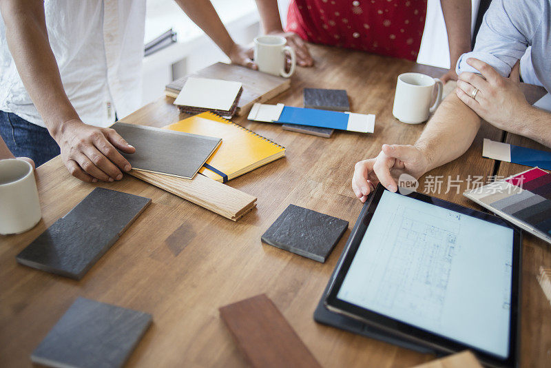 室内设计师在工作室工作