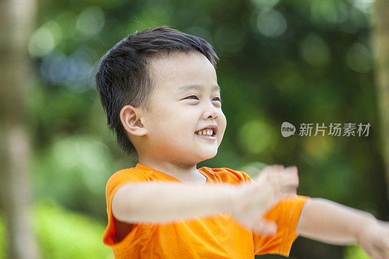 快乐的小男孩在户外练习武术