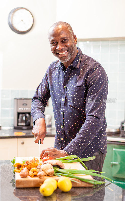 一个笑容灿烂的非洲男人正在准备食物