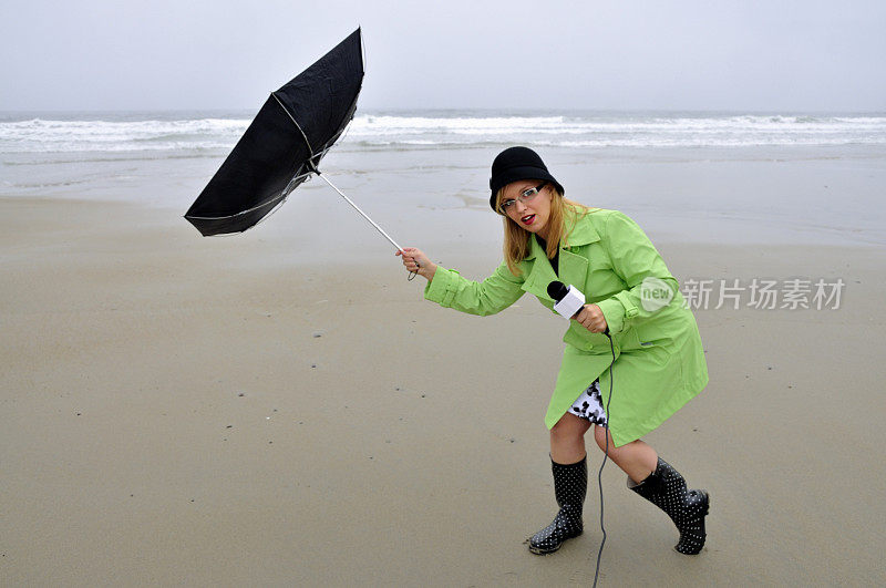 可爱的记者与雨伞斗争