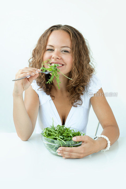 饮食系列:年轻女子吃绿色沙拉