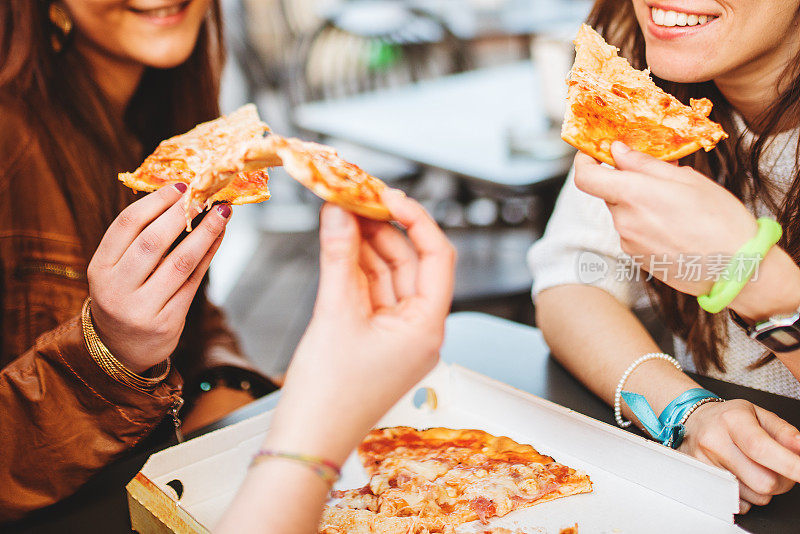 一群朋友在一起吃披萨