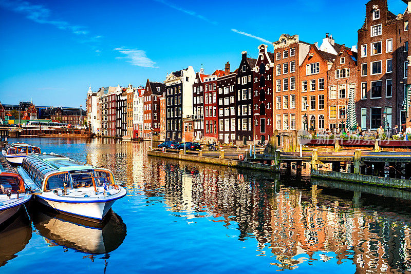 阿姆斯特丹市中心典型的荷兰房屋和运河