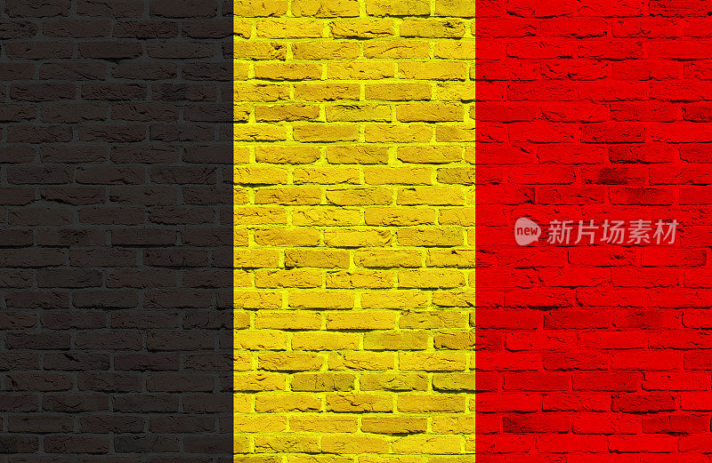 一面比利时国旗涂在砖墙上