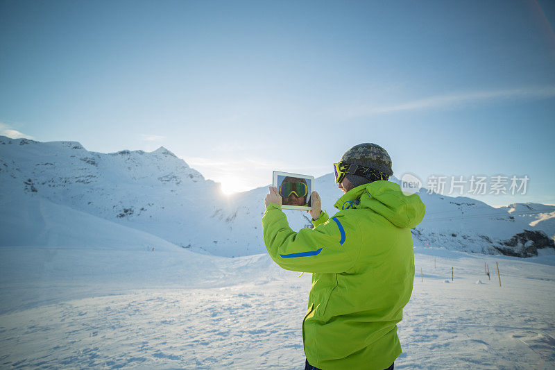 滑雪者用数码平板电脑拍照