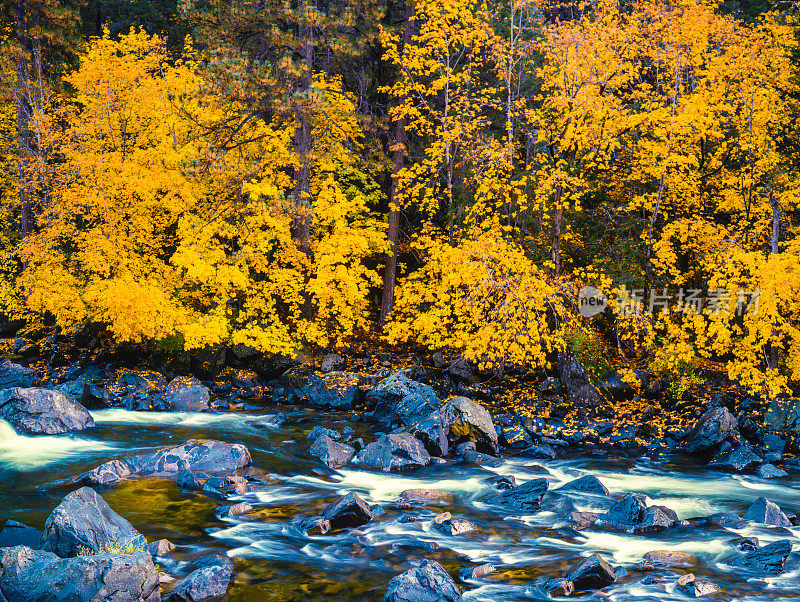 瀑布般的默塞德河与秋天的颜色约塞米蒂，加利福尼亚州