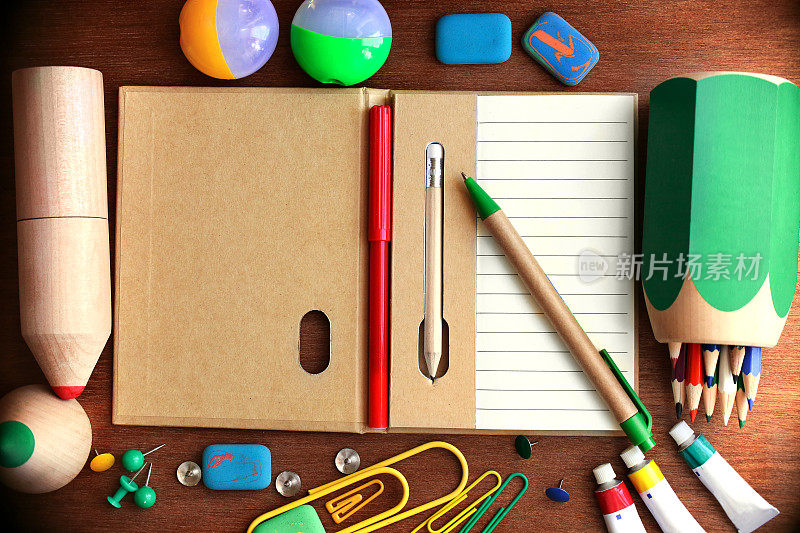 笔记本和带彩色铅笔的铅笔盒