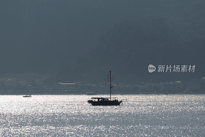 在土耳其穆格拉的马尔马里斯湾的爱琴海观光船