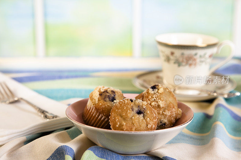 喝茶，早餐吃松饼。窗口背景。放松。