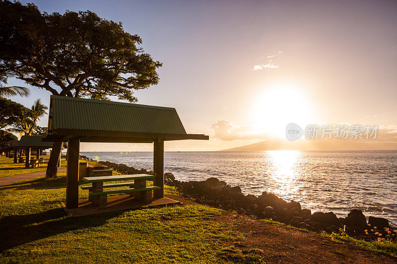 美国夏威夷毛伊岛海滩上的日落