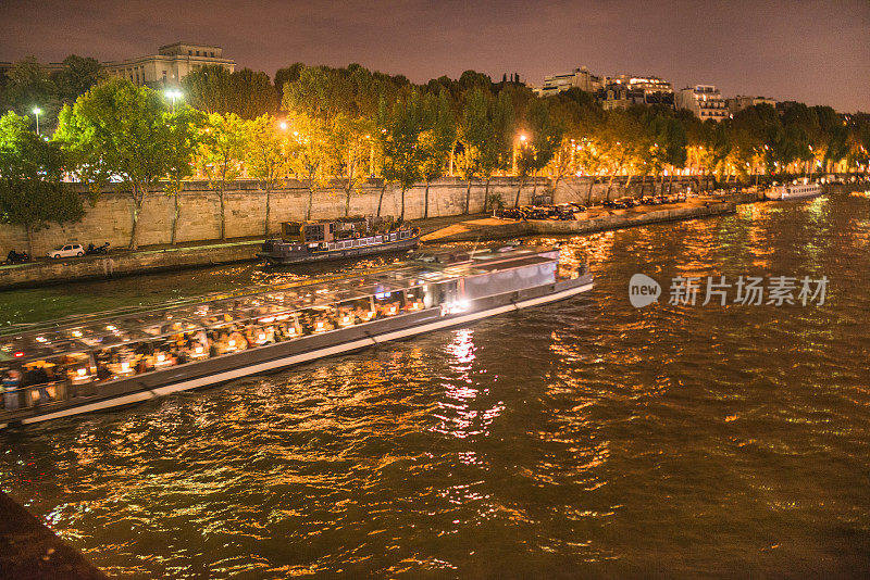 晚上巴黎的塞纳河