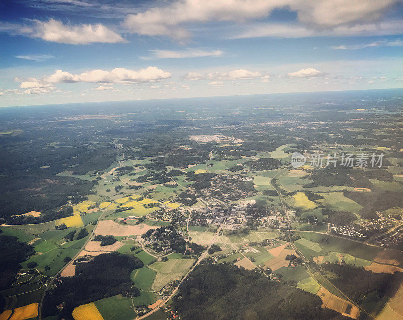 鸟瞰图从赫尔辛基郊区降落飞机，芬兰