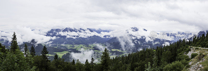 云中阿尔卑斯山山脉的全景