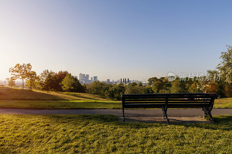 日落时分，格林威治公园的空长椅