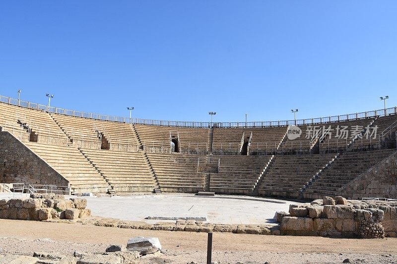 游客在凯撒利亚著名的历史罗马圆形剧场