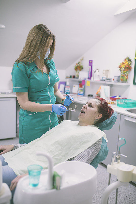 牙医正在治疗一位女病人
