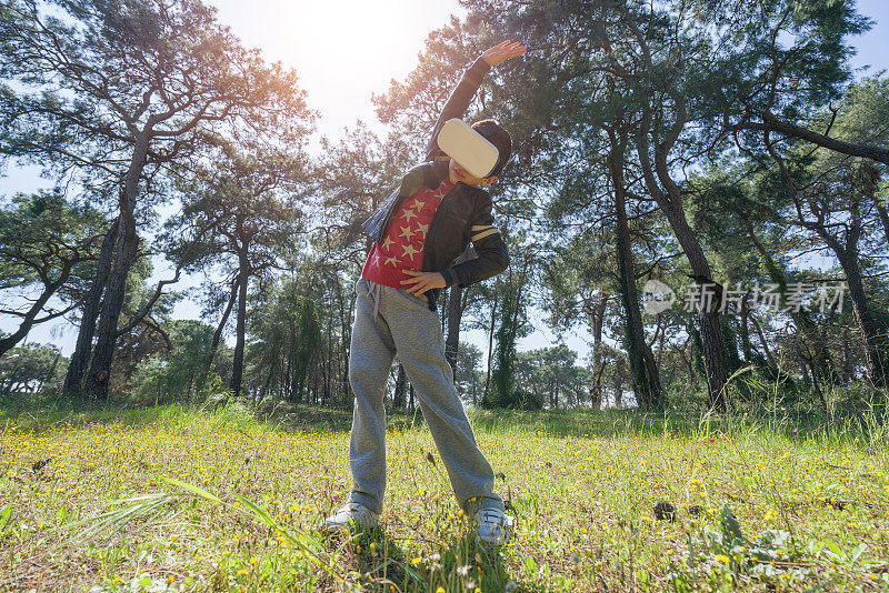 小男孩用虚拟现实头盔玩未来视觉