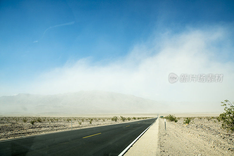 空旷的沙漠公路映衬着蓝天