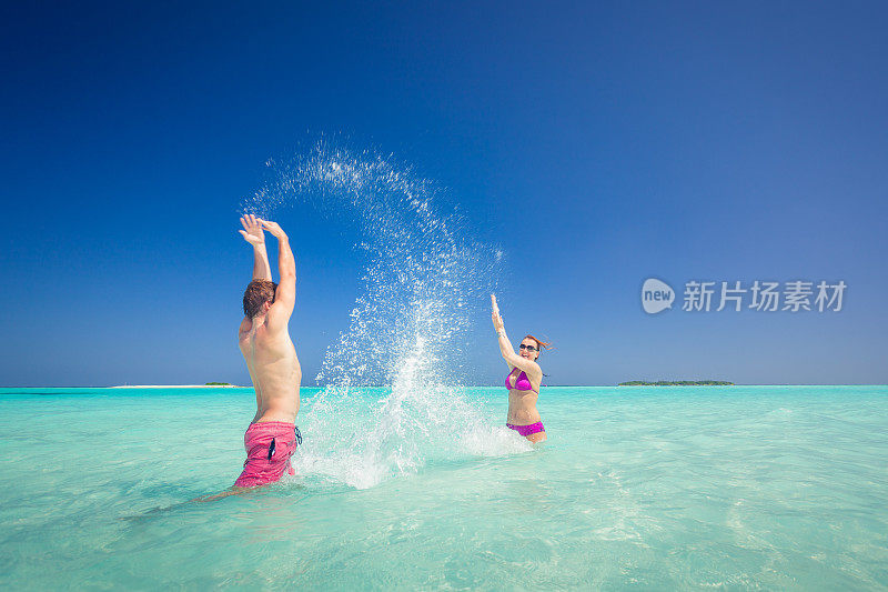 一对夫妇在阳光明媚的夏天在泻湖玩