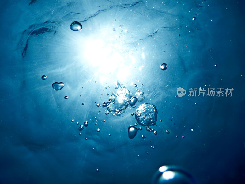水下气泡阳光透过水面。水下的背景。
