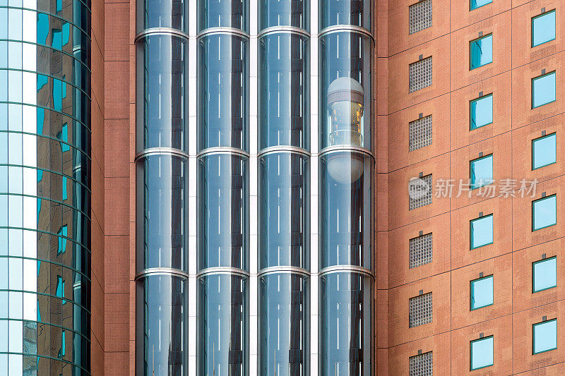 新商业大厦中心的现代化玻璃电梯或升降机