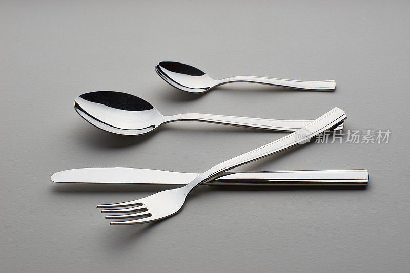 配上叉子、刀和勺子