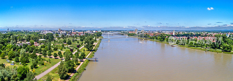 莱茵河，位于法国斯特拉斯堡和德国凯尔镇之间