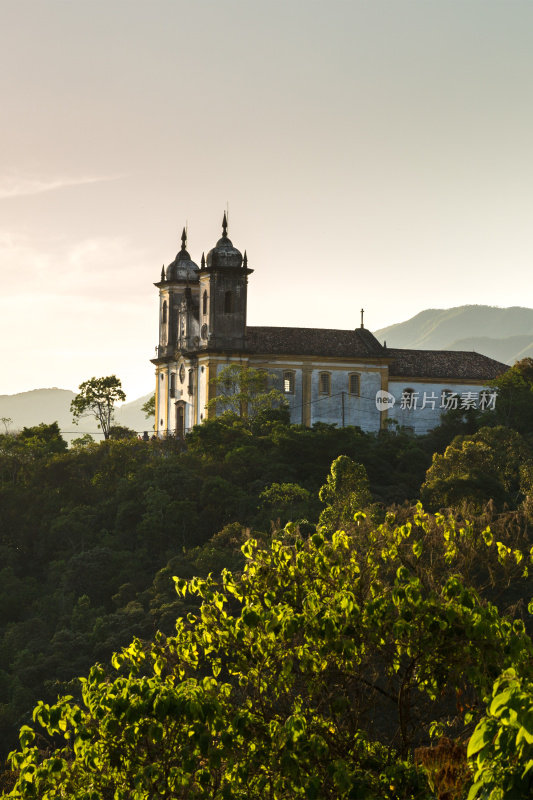 巴西米纳斯吉拉斯州乌罗普雷托教堂的日落