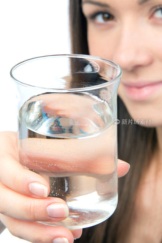 减肥概念女人秀喝水