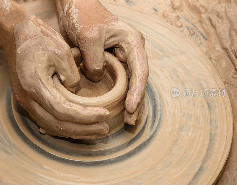 手在粘土的过程中，在陶瓷车轮上制造陶瓷
